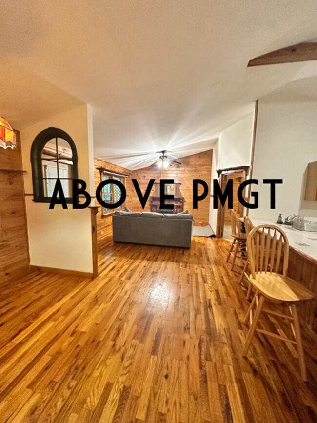 Building Photo - 126 Lakeshore Dr