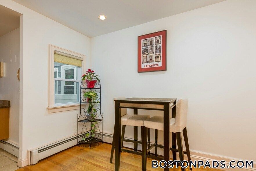 Building Photo - 162 L St