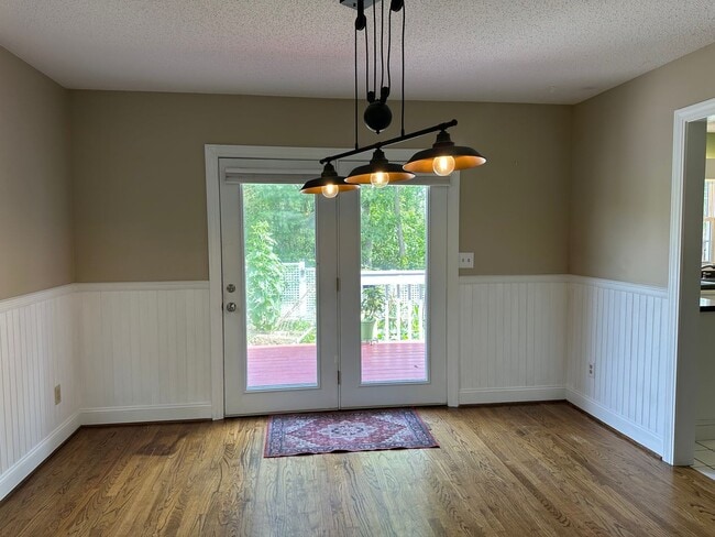 Building Photo - Large Weaverville Rental!
