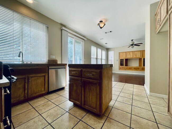 Building Photo - Beautiful 6 Bed, 3 Bath on court in Brentwood