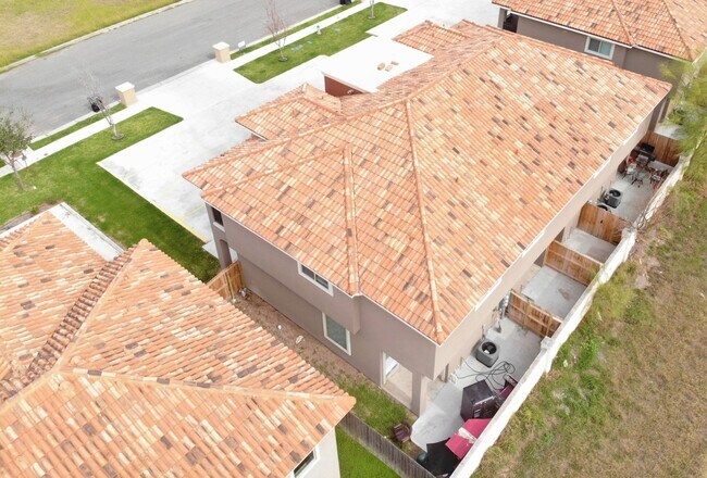 Building Photo - 1204 E Pineridge Ave