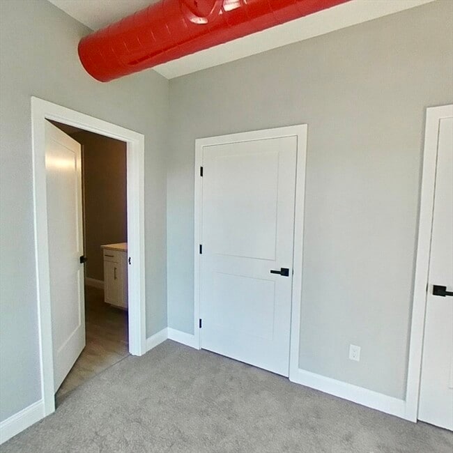 Building Photo - 15 Oak St