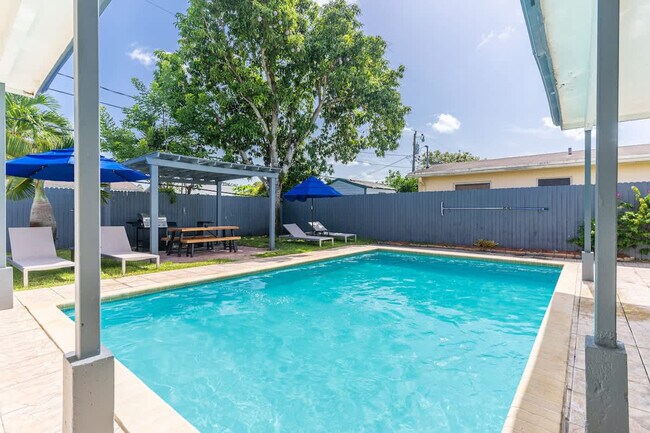 Building Photo - 6452 Custer St