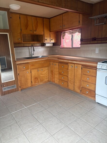 Building Photo - 26302 Lake Forest Dr