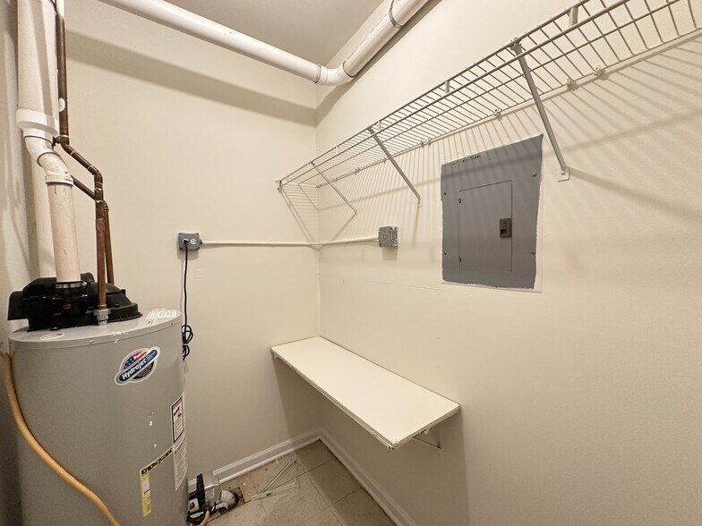 Building Photo - 909 W Dakin St