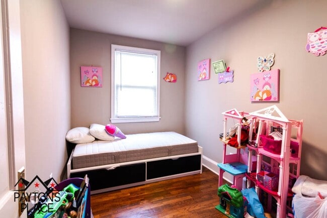 Building Photo - Spacious Single Family home with Huge Back...