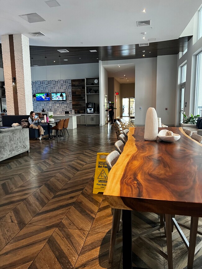 Building Photo - 520 NE 26th St