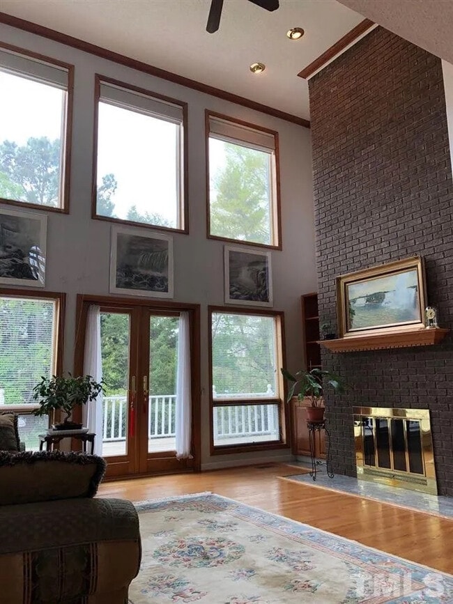 Building Photo - Room in House on Kingsway Dr