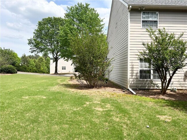 Building Photo - 3884 Heritage Crest Pkwy