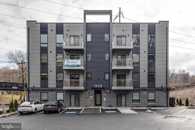 Building Photo - 1952 Bryn Mawr Ave