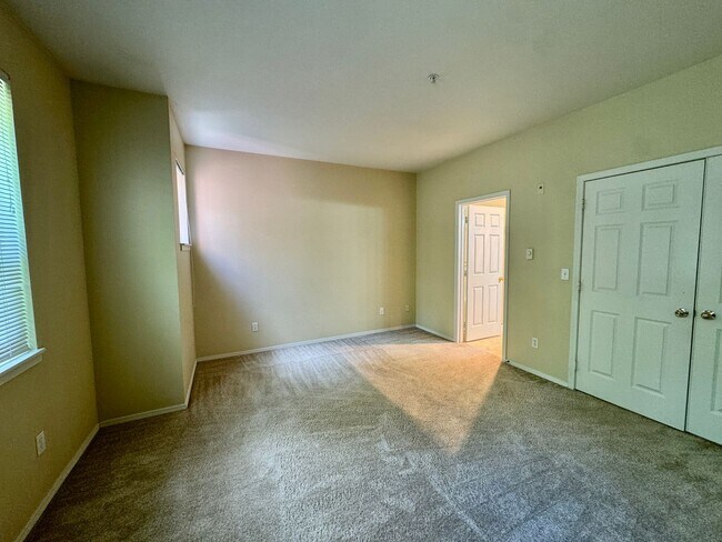 Building Photo - Secluded Renton Townhome