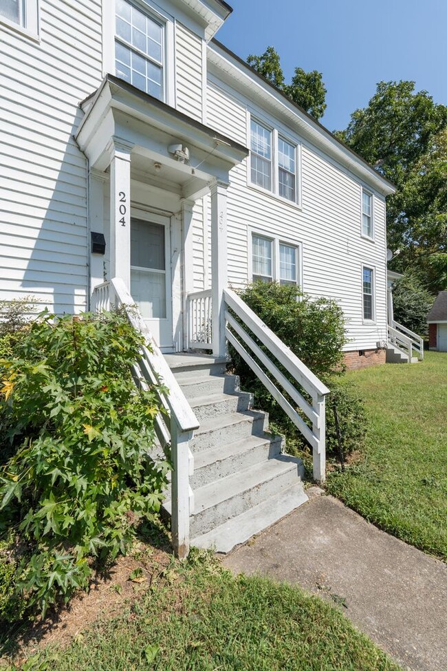 Building Photo - BEAUTIFUL Apartment in Downtown Suffolk!