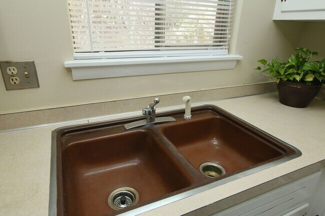 Building Photo - Chapel Hill/2BR Brookside Condo