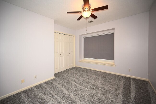 Building Photo - 4 Bedroom,2.5 Bath with 2-car garage Platt...
