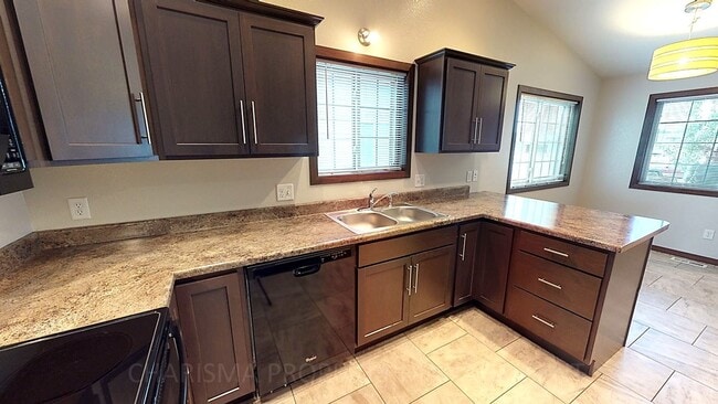 Building Photo - 3 BD, 2 BA TOWNHOME, VAULTED CEILINGS, FIR...