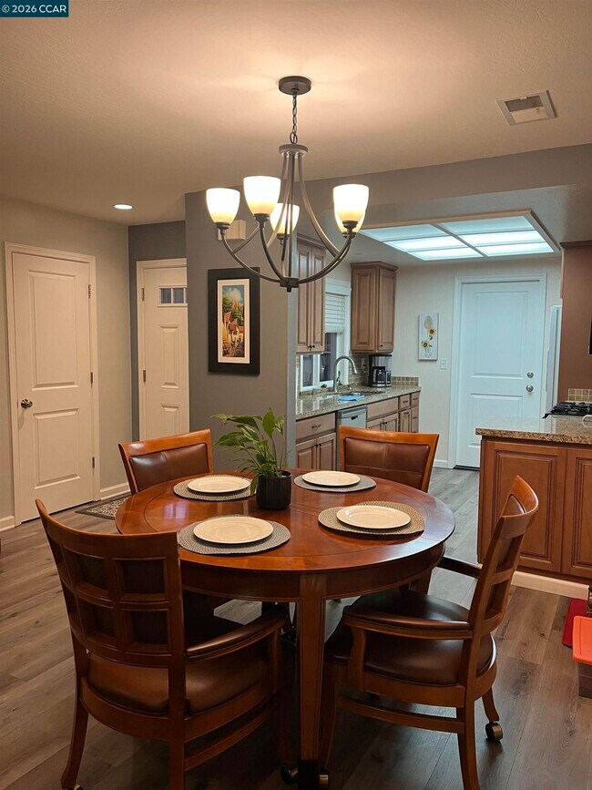 Building Photo - 757 Valley Green Dr