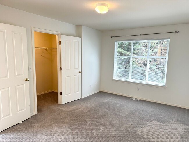 Building Photo - Great Crown Hill Townhouse Near Carkeek Pa...