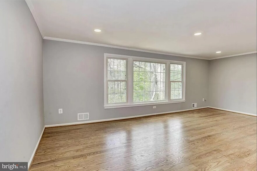 Living Room - 1420 Deerfield Ln