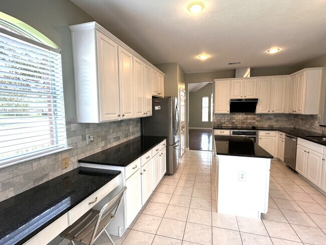 Building Photo - 8739 Saratoga Dr