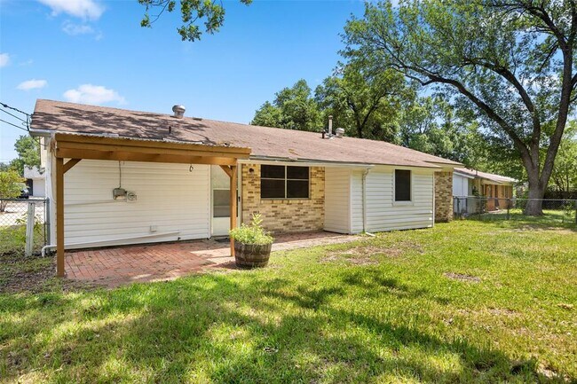 Building Photo - 8410 Briarwood Ln