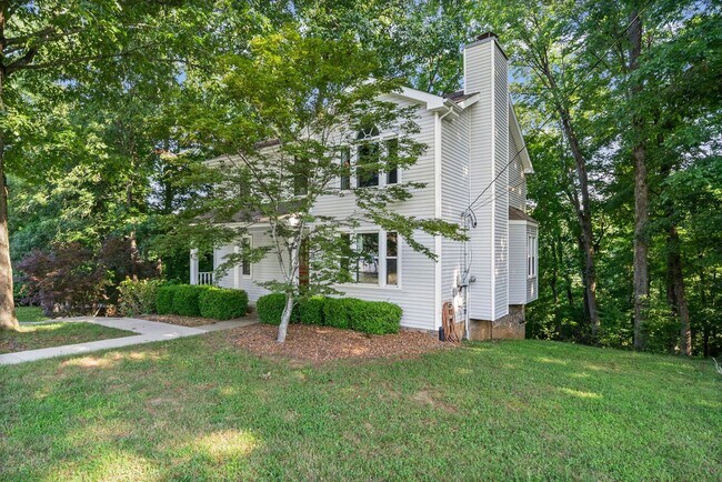 Building Photo - Pet Friendly Three Bedroom!