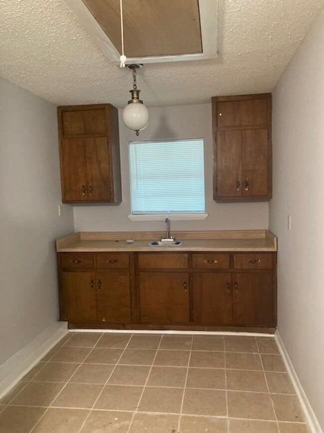 Building Photo - Moss Point 3 Bedroom