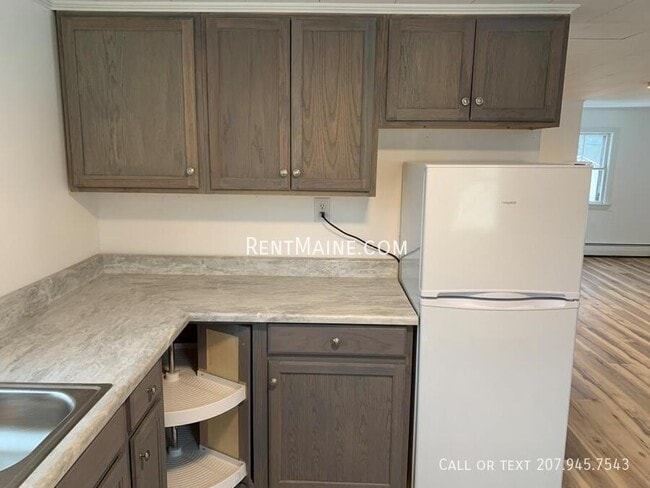 Building Photo - 1084 School St