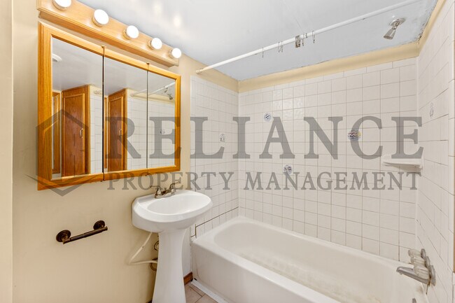 Building Photo - 612 N Custer St