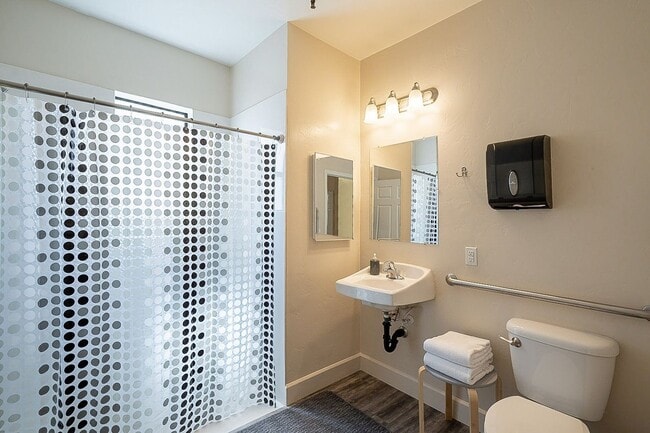 Building Photo - 928 E 6th St