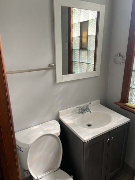 Primary Photo - 5131 W Dakin St
