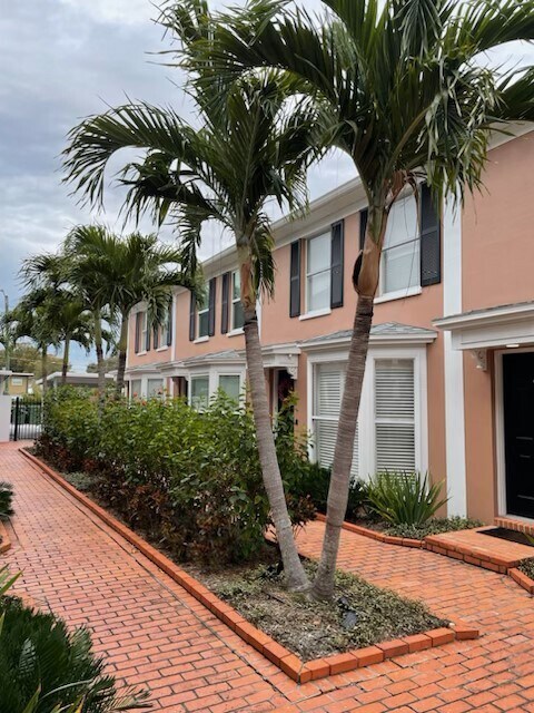 Beautifully landscaped - 303 S Bungalow Park Ave