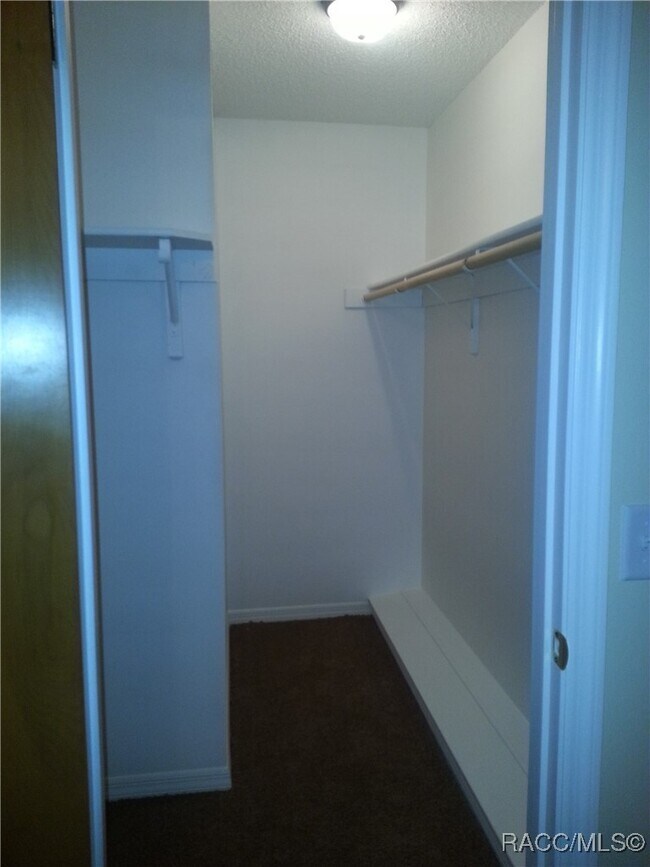 Building Photo - 100 E Knightsbridge Pl