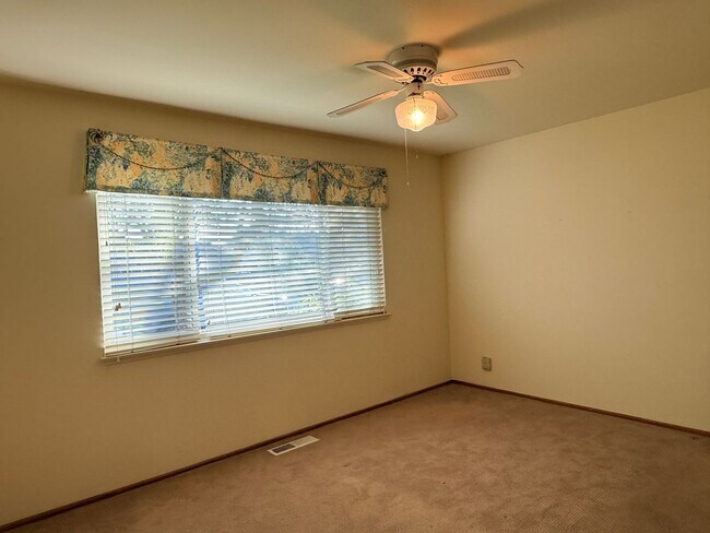 Building Photo - 4975 Bel Escou Dr