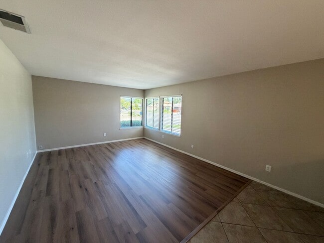 Building Photo - Well Maintained Duplex