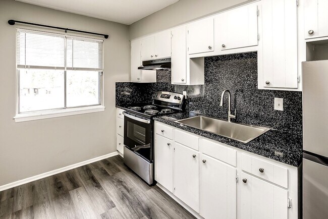 Building Photo - Newly Refreshed 1 Bedroom Apartment Near D...