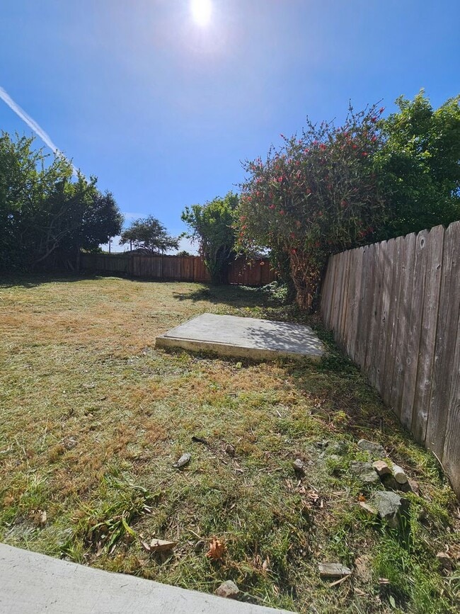Building Photo - Large 5 bedroom 2 bath Split Level House w...