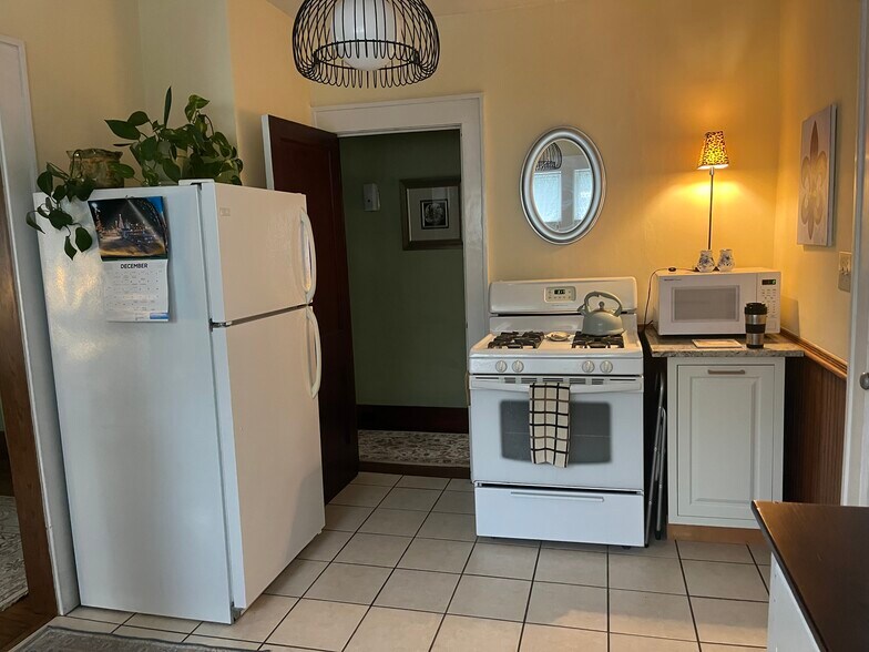 Building Photo - 719 W 2nd St