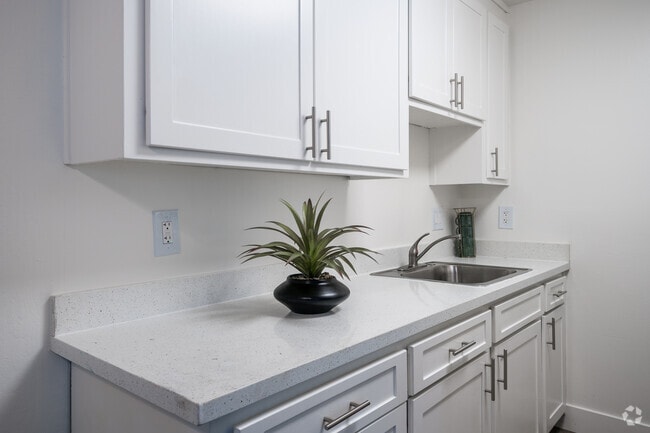 3BR, 2BA - 950SF - Kitchen - Vivante Apartments