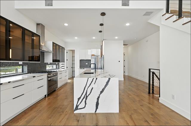 Building Photo - 3523 N Versailles Ave