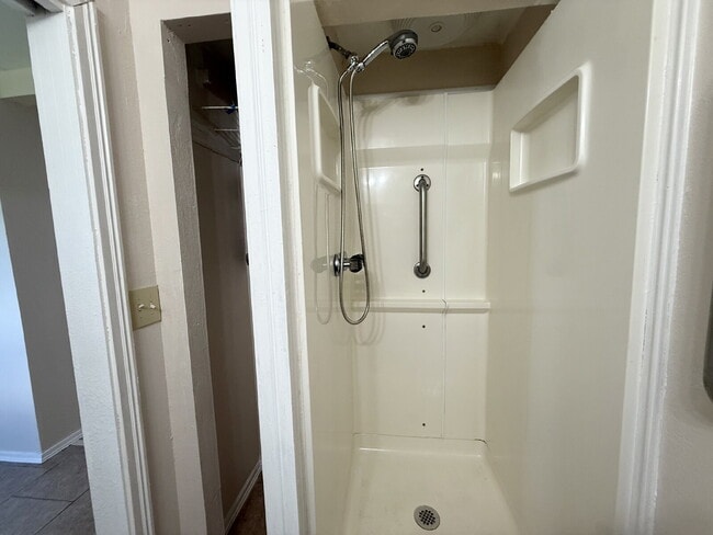 Building Photo - "Charming 2-Bedroom, 2-Bath Oasis with 1400 Sq Ft of Comfort in Port Richey!"