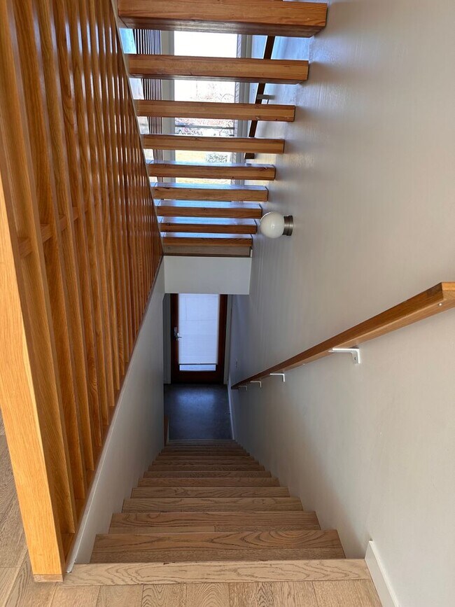 Building Photo - 3 Bedroom 3.5 Bath River Views - Walk to Old Mill