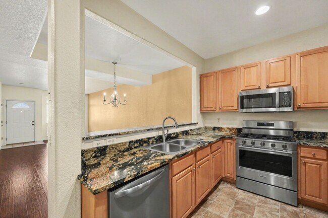 Building Photo - Spacious 3 Bed 2.5 Bath in the heart of Aurora!