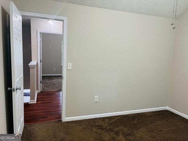 Building Photo - 690 Escalade Dr