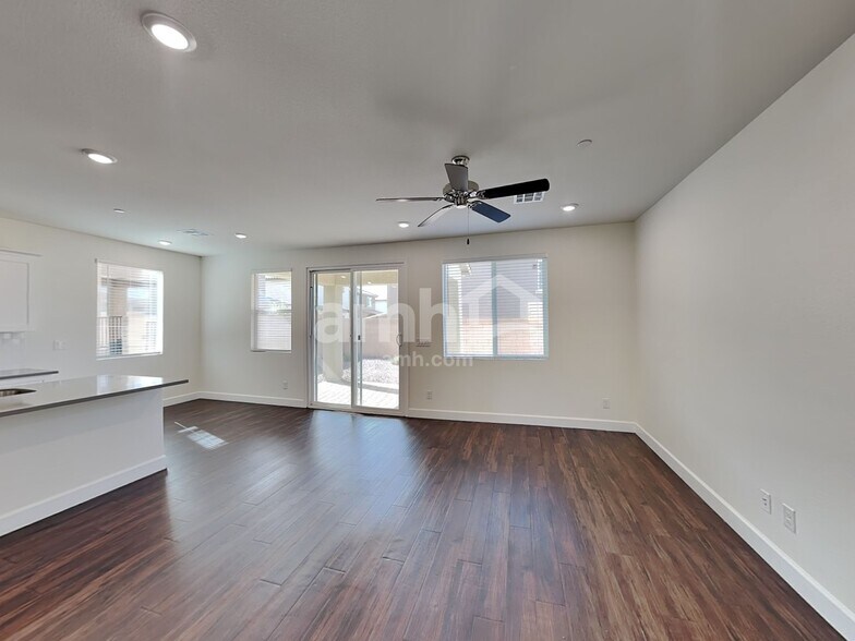 Building Photo - 126 Charmante Tulip Lane