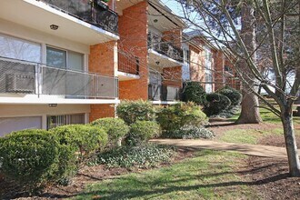 Building Photo - Student-Friendly 1800 JPA Garden Apartment...