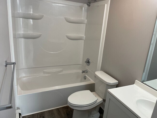 Building Photo - Charming 1 Bed / 1 Bath Ground Floor Unit in the Heart of Allendale