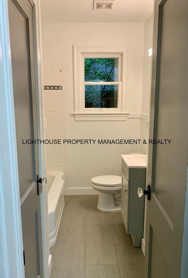 Building Photo - Renovated 2 Bed/2 Bath Home! Fantastic Loc...