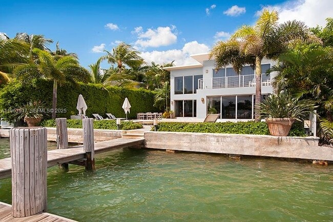 Building Photo - 405 E San Marino Dr