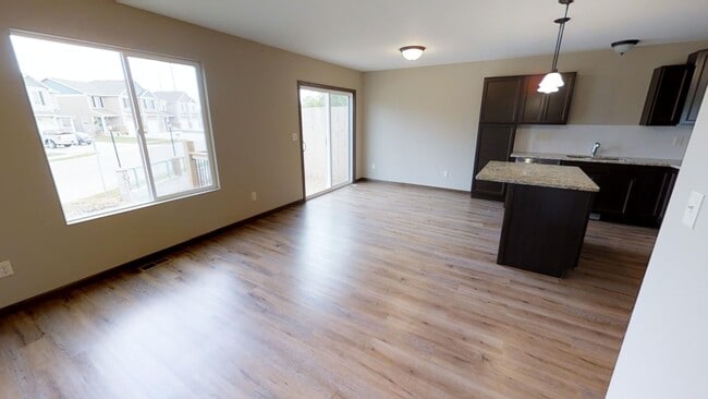 Building Photo - Luxury Townhome