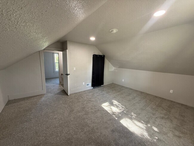 Building Photo - Newly Remodeled! Dog friendly!